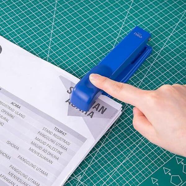 Classic Desktop Stapler image 2